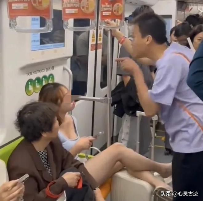 张在派出所翘腿耍横照片曝光评论一边倒PG电子麻将胡了2上海踢裆女被抓仍嚣(图2)