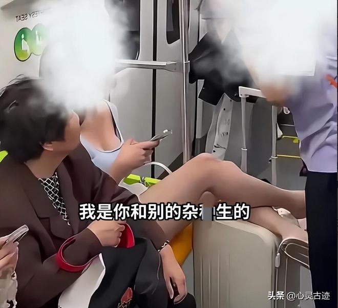 张在派出所翘腿耍横照片曝光评论一边倒PG电子麻将胡了2上海踢裆女被抓仍嚣(图3)