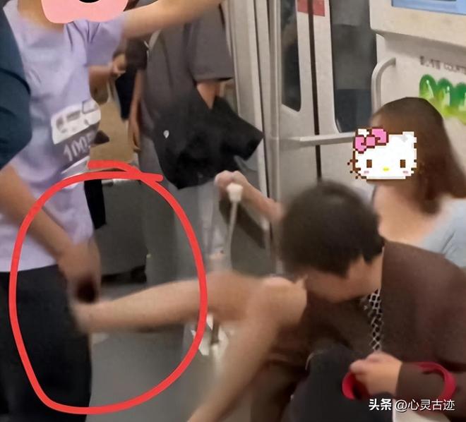 张在派出所翘腿耍横照片曝光评论一边倒PG电子麻将胡了2上海踢裆女被抓仍嚣(图8)